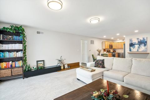 Tiny photo for 5200 Carriageway Drive #302, Rolling Meadows, IL 60008 (MLS # 12522740)