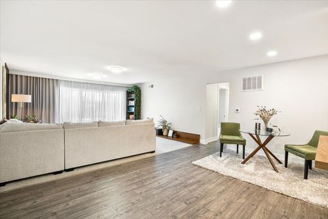 Tiny photo for 5200 Carriageway Drive #302, Rolling Meadows, IL 60008 (MLS # 12522740)