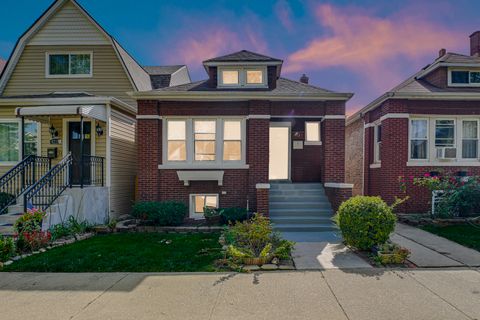 Photo of 4721 W Warwick Avenue, Chicago, IL 60641 (MLS # 12483872)