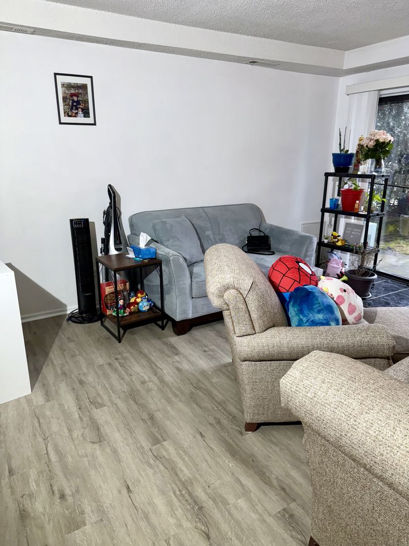 120 S La Londe Avenue 1H