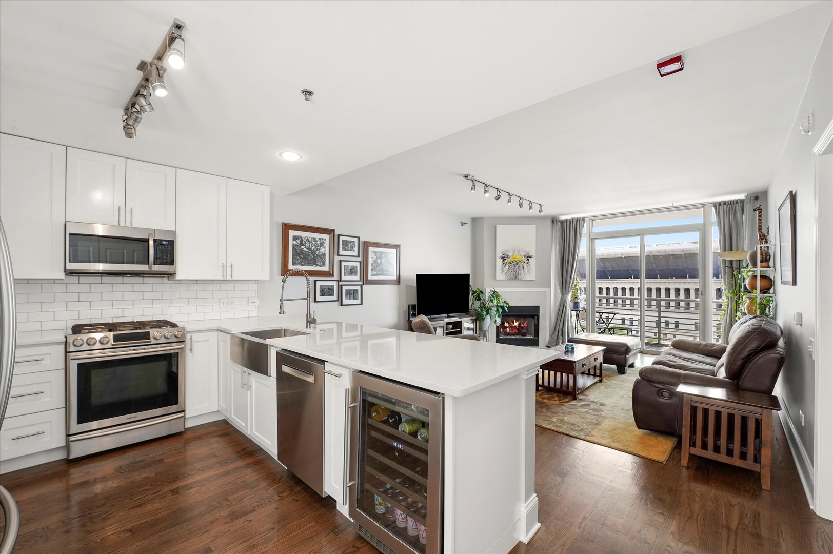 1515 S Prairie Avenue 910