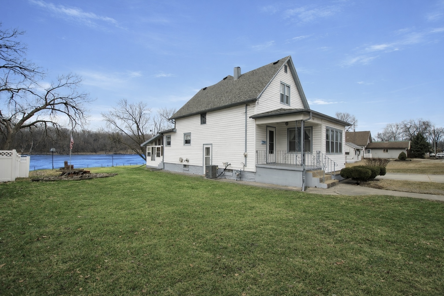 1903 W First Street