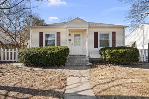 Photo of 2618 Esplanade Avenue, Davenport, IA 52803 (MLS # 12560276)