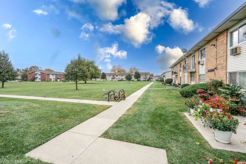 Tiny photo for 9209 Potter Road #2F, Des Plaines, IL 60016 (MLS # 12501238)