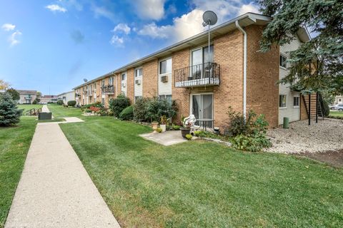 Tiny photo for 9209 Potter Road #2F, Des Plaines, IL 60016 (MLS # 12501238)