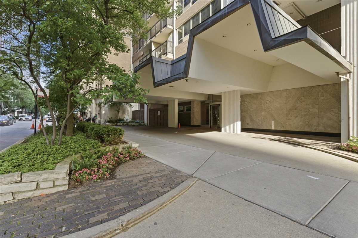 201 E Chestnut Street 11E