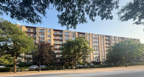 Photo of 4601 W Touhy Avenue #506, Lincolnwood, IL 60712 (MLS # 12756429)