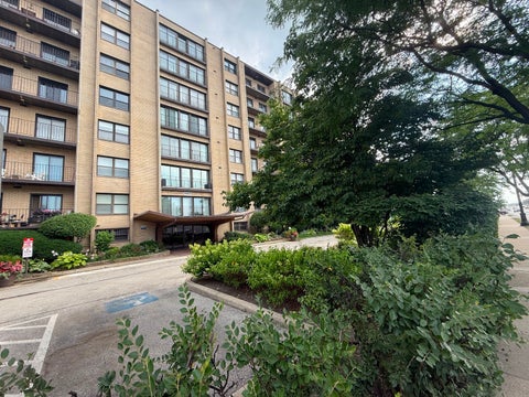 Tiny photo for 4601 W Touhy Avenue #506, Lincolnwood, IL 60712 (MLS # 12756429)