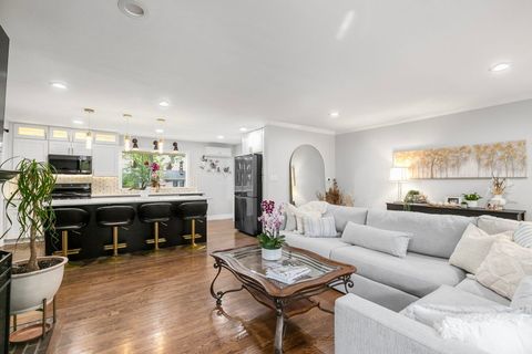 Tiny photo for 124 W Old Elm Road, Lake Forest, IL 60045 (MLS # 12514903)