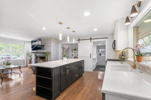 Tiny photo for 124 W Old Elm Road, Lake Forest, IL 60045 (MLS # 12514903)