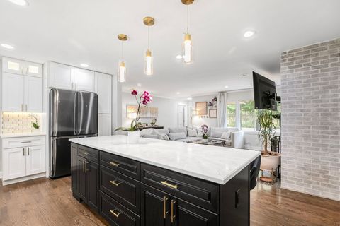 Tiny photo for 124 W Old Elm Road, Lake Forest, IL 60045 (MLS # 12514903)