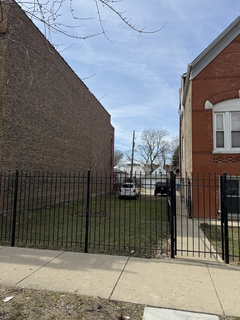 830 N SPRINGFIELD Avenue