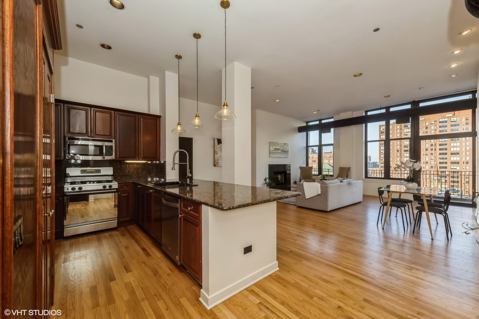 333 W HUBBARD Street 1002