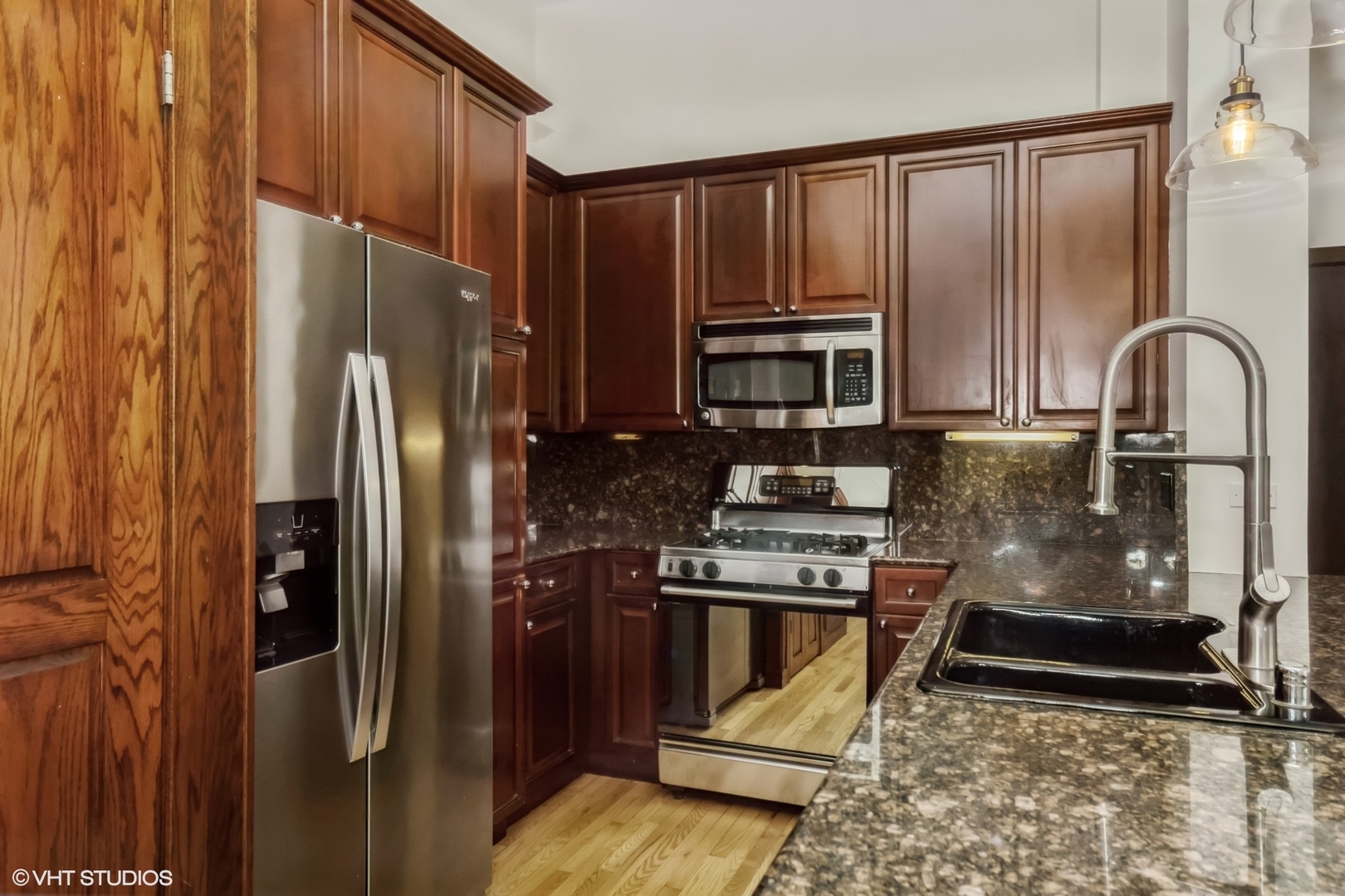 333 W HUBBARD Street 1002