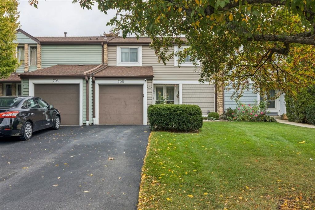 Photo for 705 Lakeside Cir Drive, Wheeling, IL 60090 (MLS # 12501370)