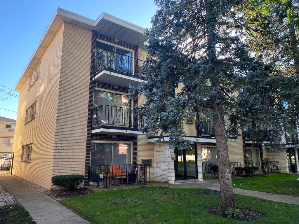 Photo for 1353 Perry Street #6, Des Plaines, IL 60016 (MLS # 12502491)