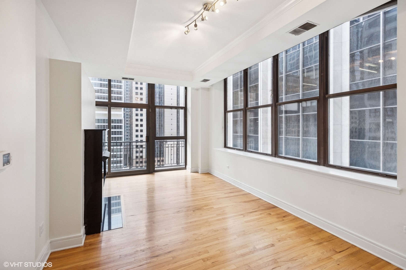 212 W Washington Street 1112