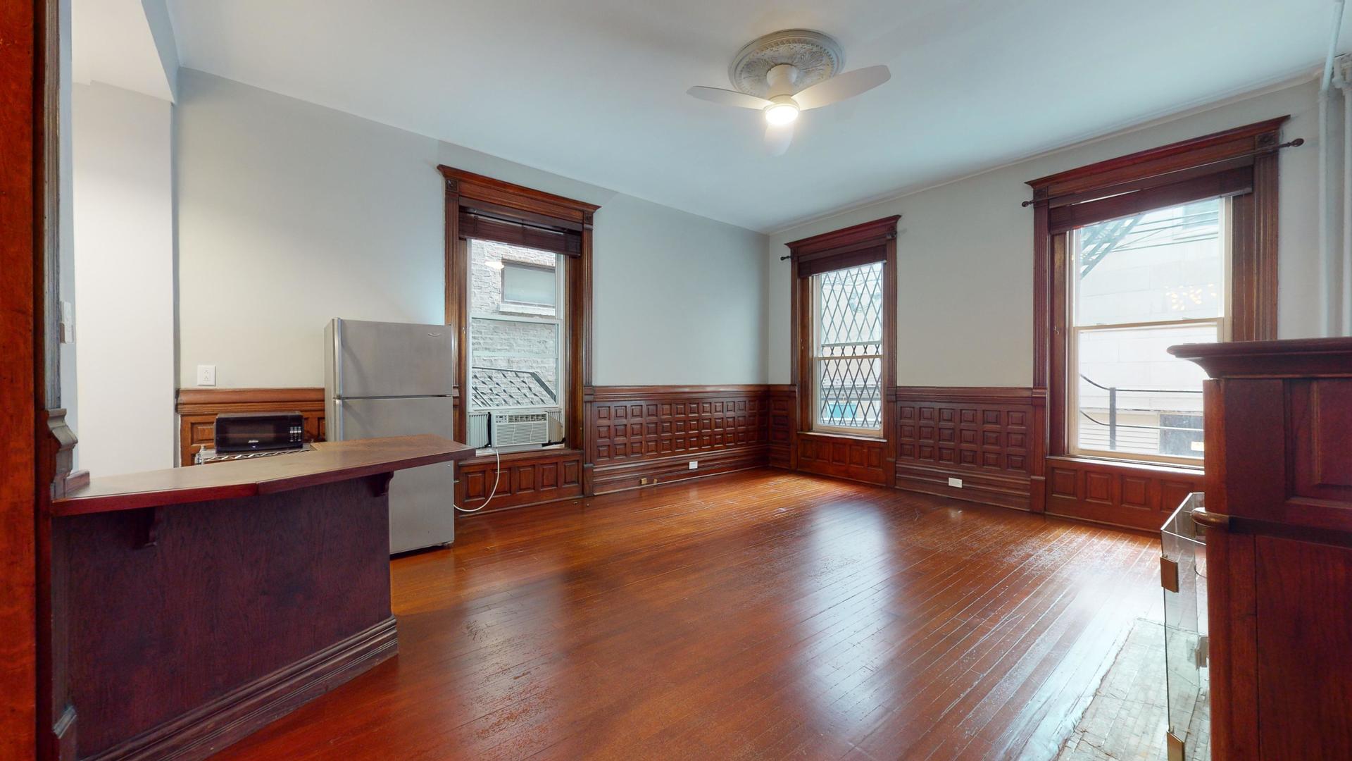 21 E DIVISION Street 1S