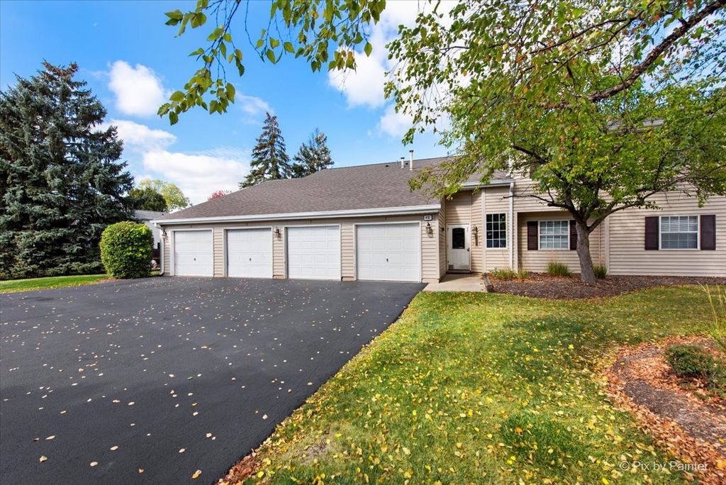 Photo for 48 N Victoria Lane #B, Streamwood, IL 60107 (MLS # 12493679)