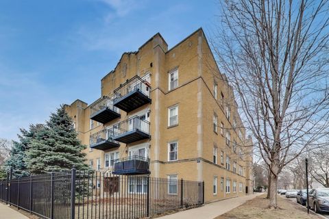 Photo of 2000 W Greenleaf Avenue #1, Chicago, IL 60645 (MLS # 12609231)