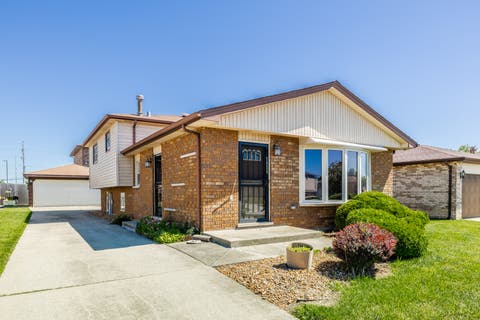 Tiny photo for 7924 W 79th Place, Bridgeview, IL 60455 (MLS # 12693663)