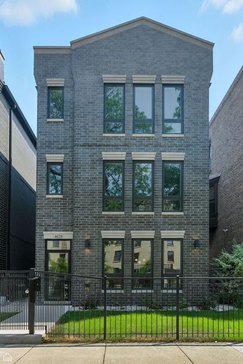 4629 S Michigan Avenue 3 Chicago IL 60653