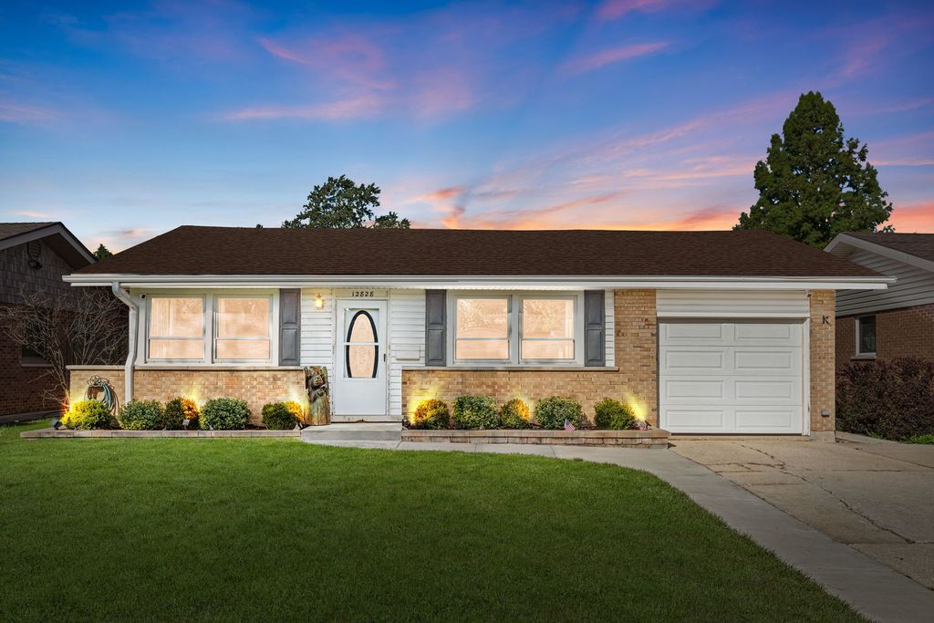 Photo for 12828 Terrace Lane, Crestwood, IL 60418 (MLS # 12474224)