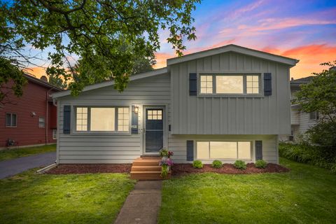 Tiny photo for 5244 Benton Avenue, Downers Grove, IL 60515 (MLS # 12626158)