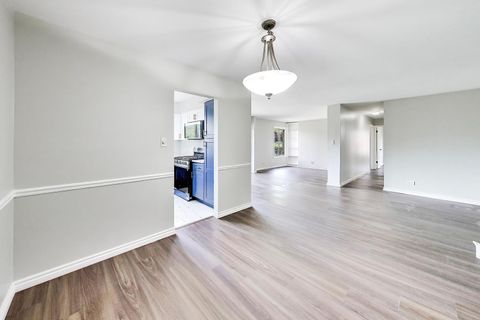 Tiny photo for 1720 Lakecliffe Drive #A, Wheaton, IL 60189 (MLS # 12648653)