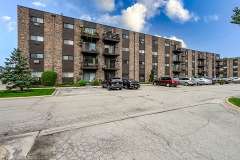 Photo of 8901 N Western Avenue #202, Des Plaines, IL 60016 (MLS # 12778666)