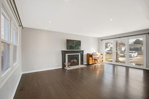 Tiny photo for 924 Shambliss Lane, Buffalo Grove, IL 60089 (MLS # 12582581)