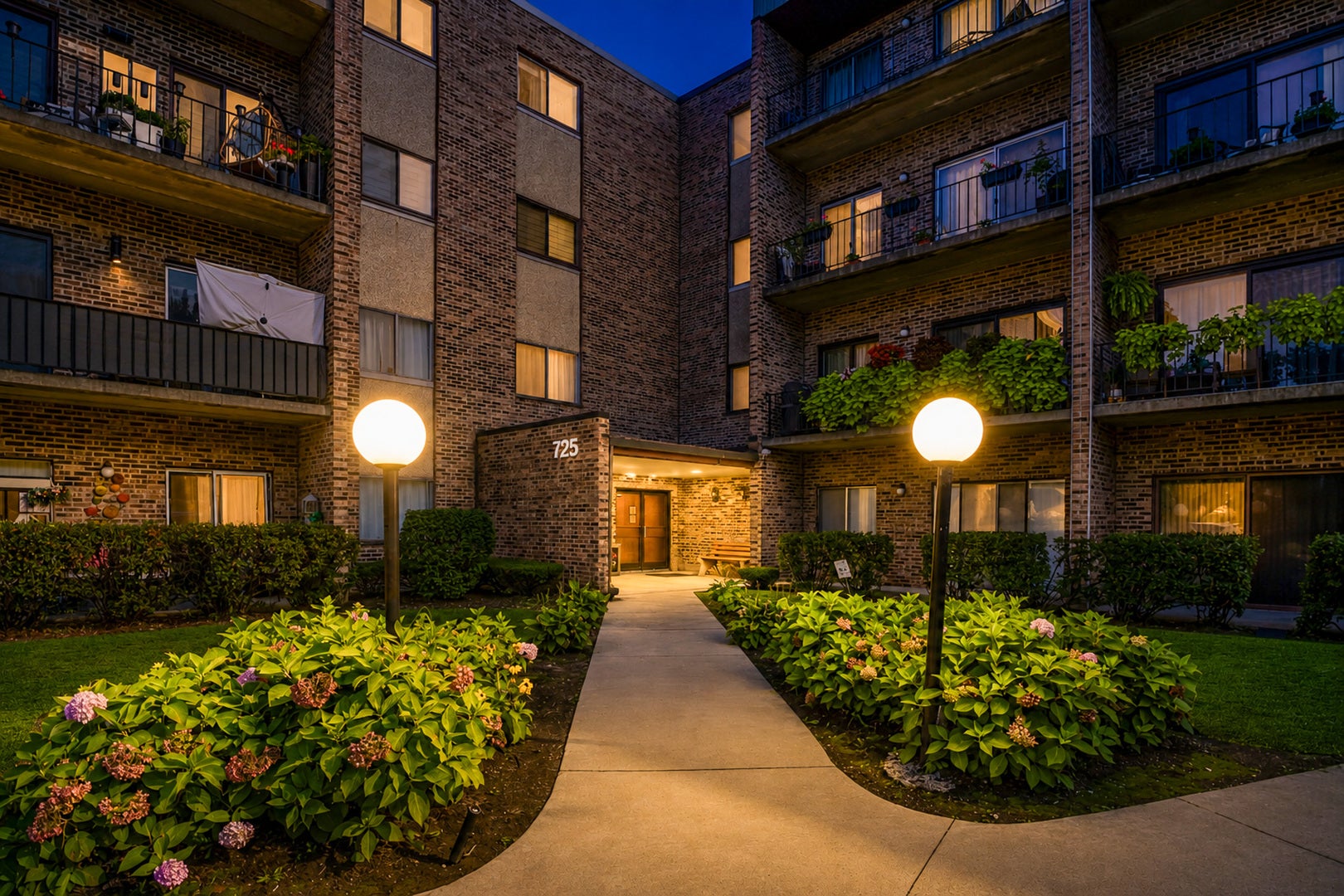 725 W Huntington Commons Road 306
