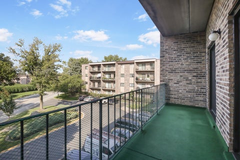 Tiny photo for 725 W Huntington Commons Road #306, Mount Prospect, IL 60056 (MLS # 12740271)