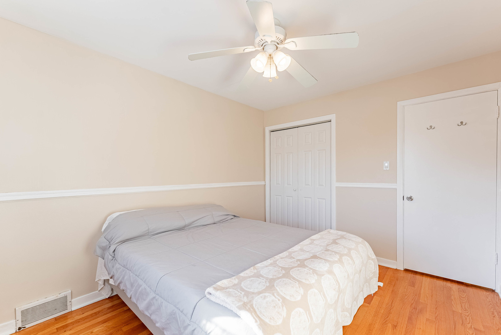 5344 N Mulligan Avenue