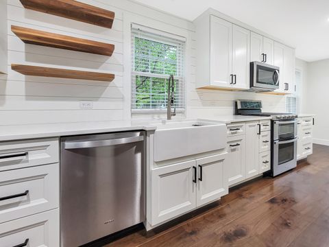 Tiny photo for 401 S Fourth Avenue, Libertyville, IL 60048 (MLS # 12368368)