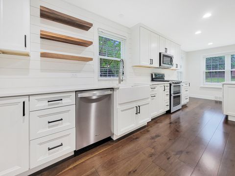 Tiny photo for 401 S Fourth Avenue, Libertyville, IL 60048 (MLS # 12368368)