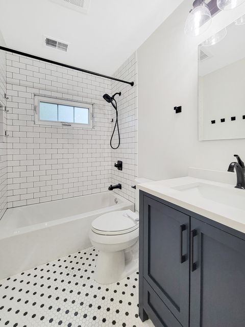Tiny photo for 401 S Fourth Avenue, Libertyville, IL 60048 (MLS # 12368368)
