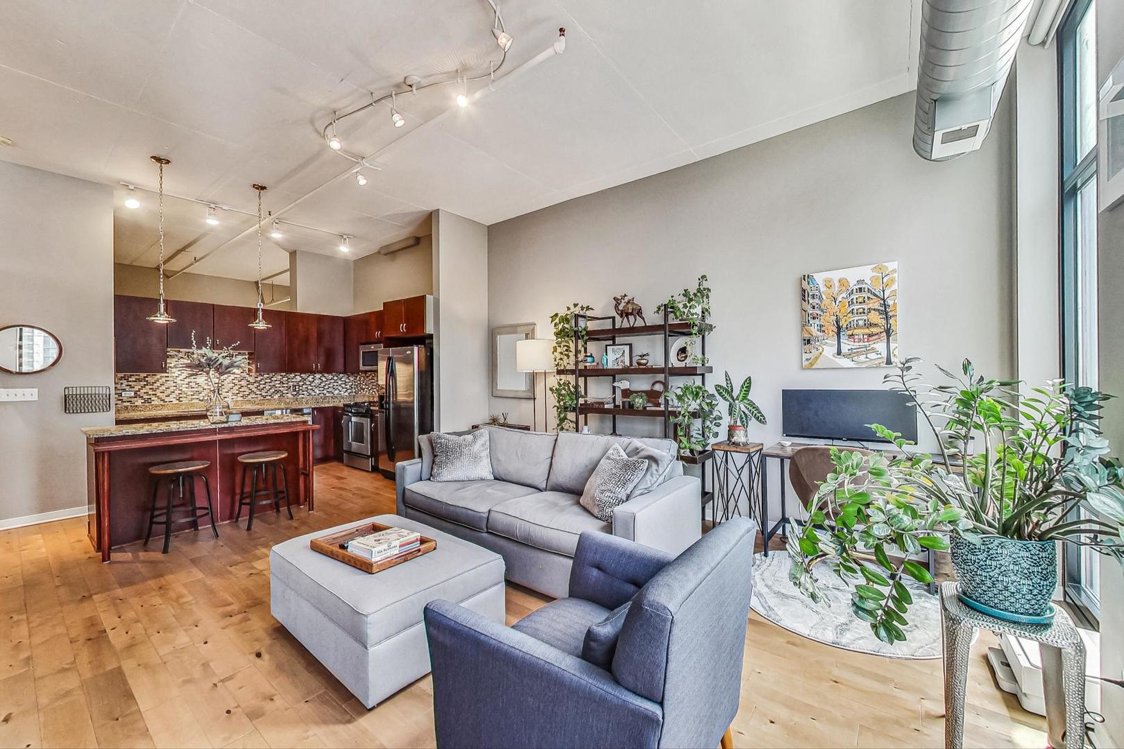 740 W Fulton Street 1010