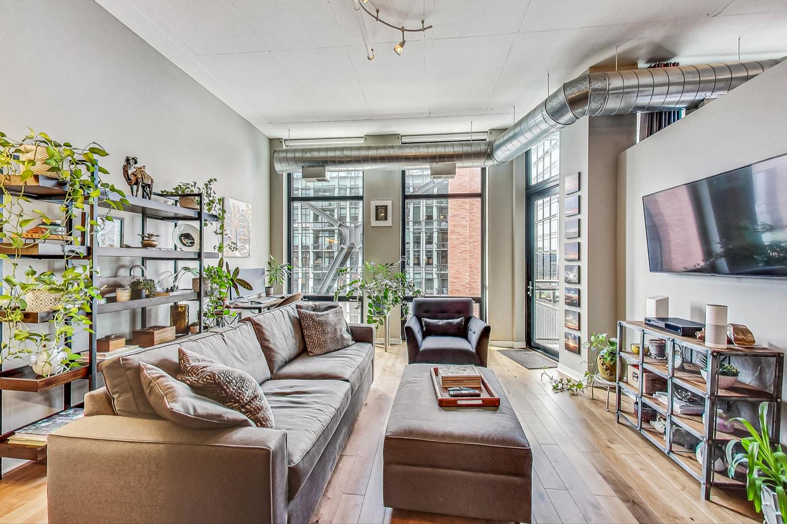 740 W Fulton Street 1010