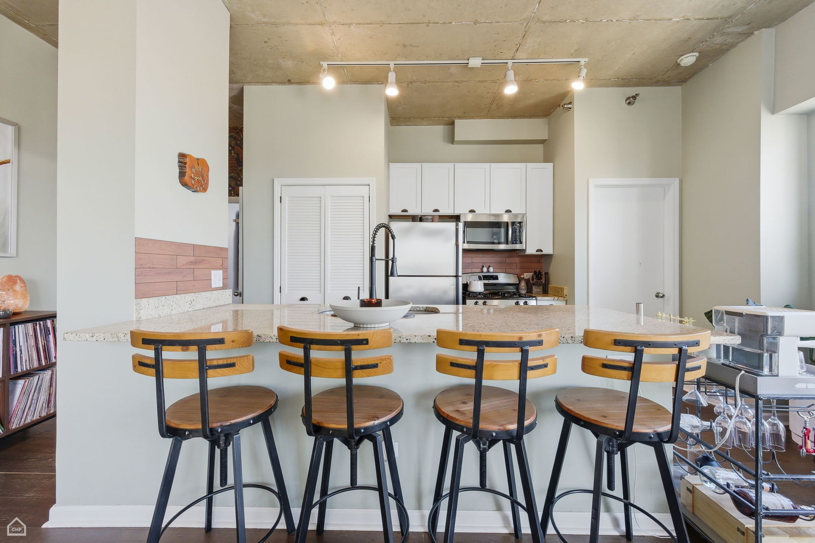 1122 W Catalpa Avenue 907