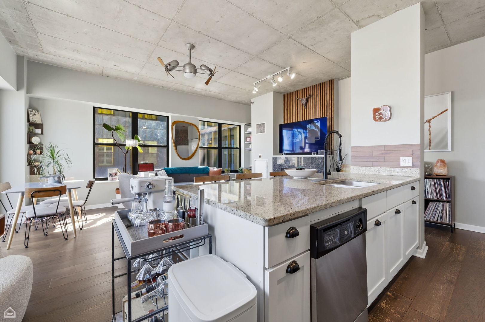 1122 W Catalpa Avenue 907