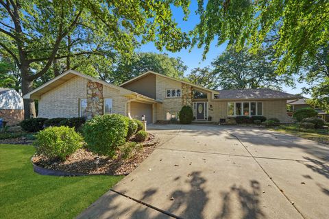 Tiny photo for 9047 W Oak Crest Court, Palos Hills, IL 60465 (MLS # 12488410)