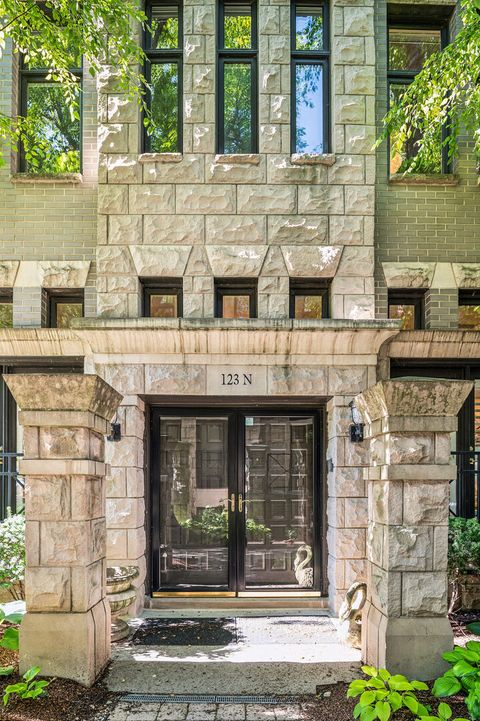 123 W Oak Street N Chicago IL 60610