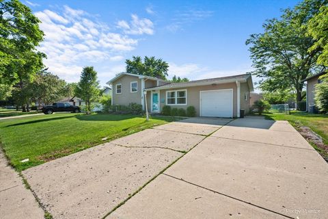 Tiny photo for 860 Darlington Lane, Crystal Lake, IL 60014 (MLS # 12461974)