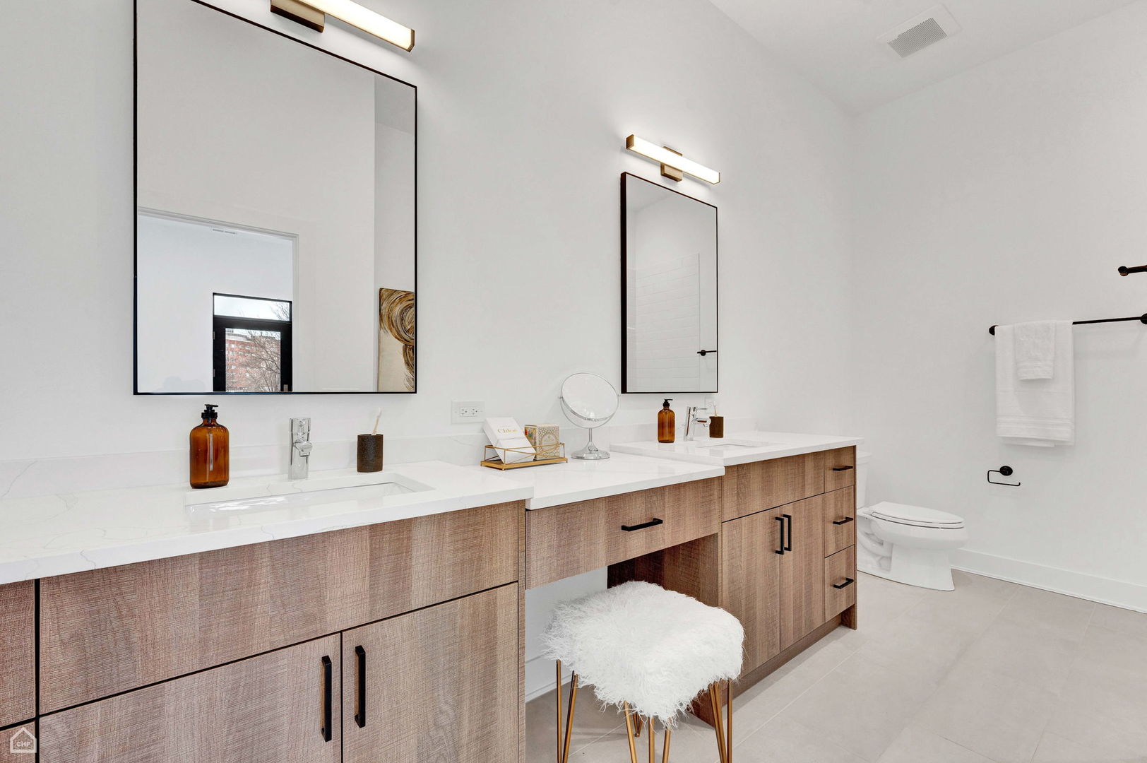 Chicago, Illinois 60608, United States, 3 Bedrooms Bedrooms, ,2 BathroomsBathrooms,Residential,Active,244053