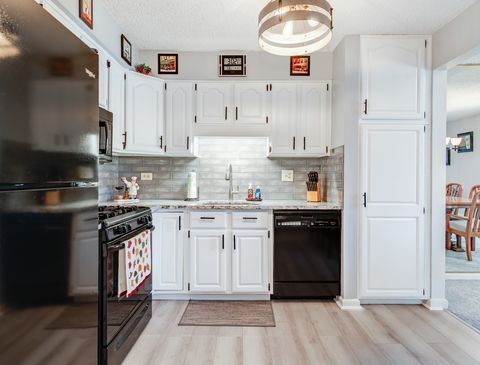 Tiny photo for 7211 Wolf Road #301A, Indian Head Park, IL 60525 (MLS # 12521083)