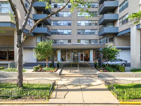 Photo of 6301 N Sheridan Road #11R, Chicago, IL 60660 (MLS # 12475910)