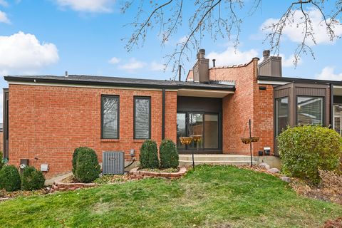 Tiny photo for 2S719 Williamsburg Court, Oak Brook, IL 60523 (MLS # 12524835)