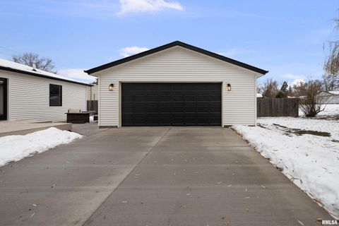 Tiny photo for 905 WISCONSIN Street, Le Claire, IA 52753 (MLS # QC4269921)