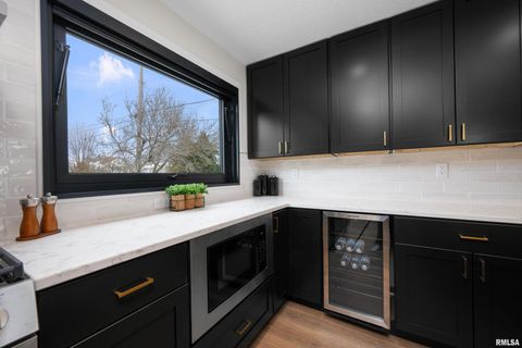 Tiny photo for 905 WISCONSIN Street, Le Claire, IA 52753 (MLS # QC4269921)